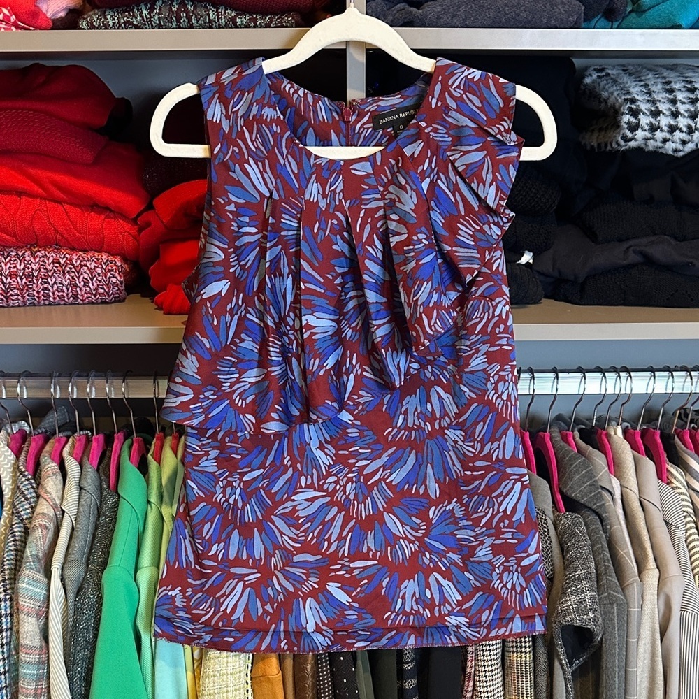 Banana Republic blue/maroon print sleeveless back zipper pleated blouse size 0